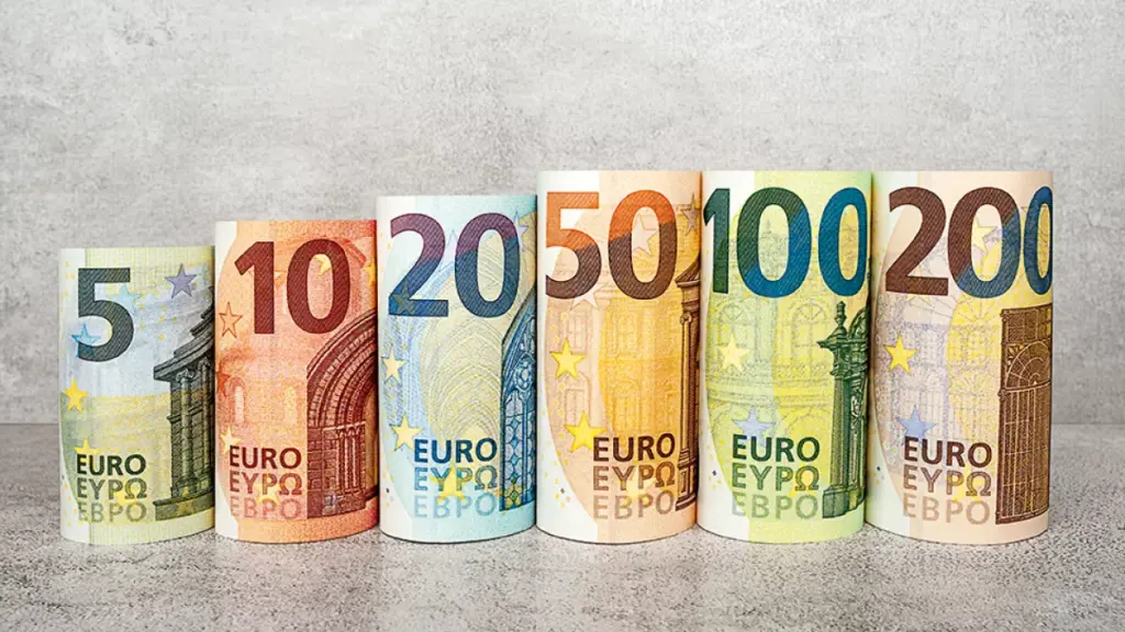 إرتفع سعر اليورو اليوم الأحد 15 يونيو 2025 أمام الجنيه بالبنوك المصرية، وذلك خلال بداية التعاملات وفقا لأخر تعاملات رسمية مسجلة بالبنوك. وبلغ سعر اليورو في البنك المركزي المصري 57.64 جنيه للشراء، و57.81 جنيه للبيع، وسعر اليورو في البنك الأهلى المصري 58.13 جنيه للشراء، و58.88 جنيه للبيع، وسعر اليورو في بنك مصر 57.96 جنيه للشراء، و58.70 جنيه للبيع.