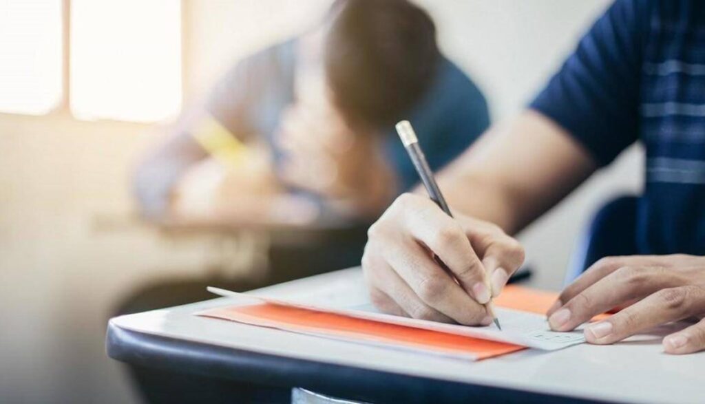مراجعة ليلة الامتحان في الإنجليزي للثانوية العامة 2025 .. دليلك للتفوق والنجاح