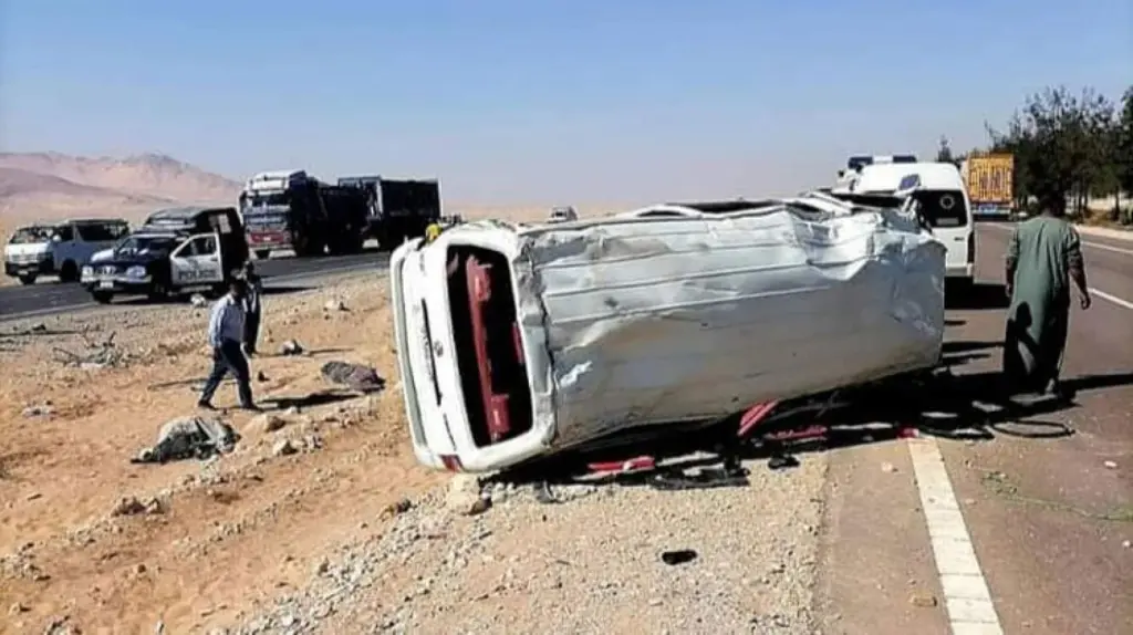 إصابة 12 شحصا في انقلاب ميكروباص على الطريق الصحراوي الشرقي بأسيوط