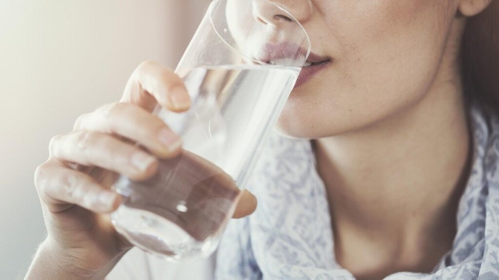 احذر في الحر: 5 مشروبات تبدو منعشة لكنها تسبب جفاف الجسم دون أن تدري!