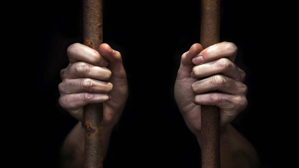 السجن المشدد 7 سنوات على مسجل خطر بتهمة الإتجار في المخدرات وحيازة سلاح ناري السجن المشدد 7 سنوات على مسجل خطر بتهمة الإتجار في المخدرات وحيازة سلاح ناري