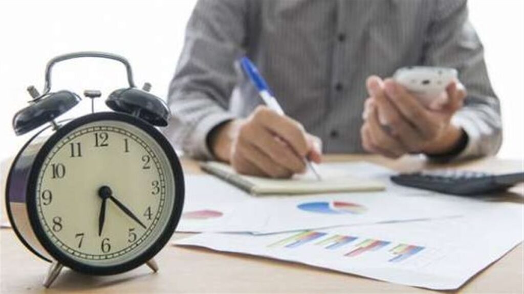 هل تتغير مواعيد العمل في مصر إلى 5 صباحًا؟ البرلمان يوضح والحكومة تحسم الجدل