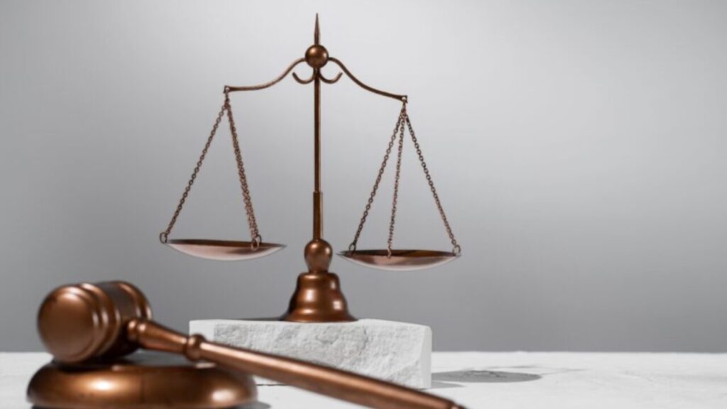 احتجاز وتعذيب وسلب أموال ضحية بالقليوبية.. حكم بالسجن 15 سنة لعاطل وسنة لربة منزل