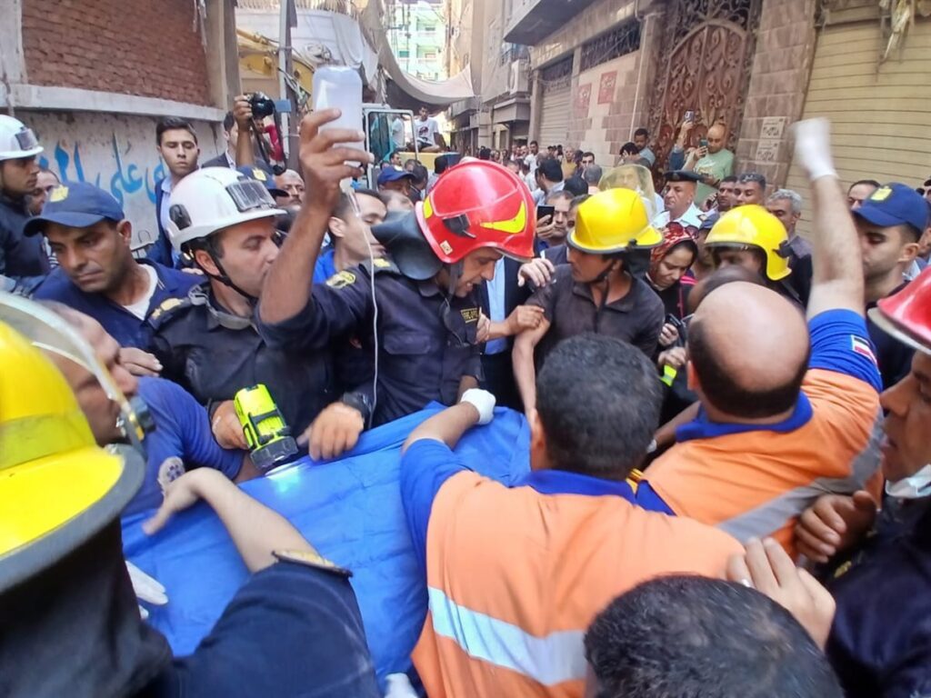 النيران تلتهم المصبغة بالمحلة.. 11 ضحية و30 مصابًا والبحث تحت الأنقاض مستمر