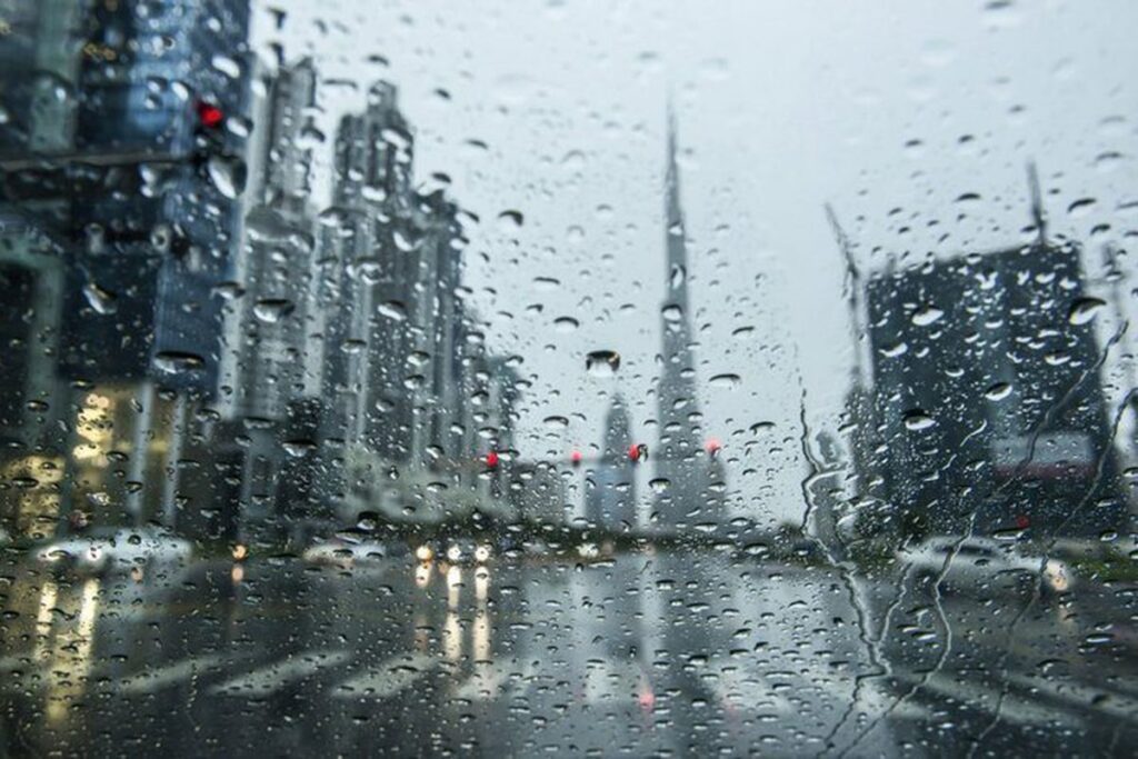 تفسير رؤية المطر في المنام للعزباء والمتزوجة والحامل والأعزب.. دلالات الخير والرزق والبركة