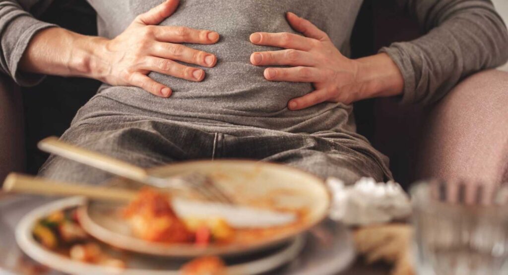 ماذا يحدث لجسمك عند الإفراط في الطعام؟ نصائح صحية مهمة
