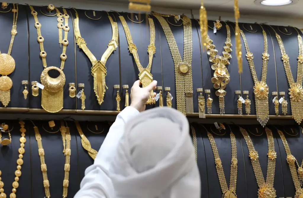 قبل ما تشتري ذهب.. سعر عيار 21 والجنيه الذهب اليوم الاثنين في الصاغة