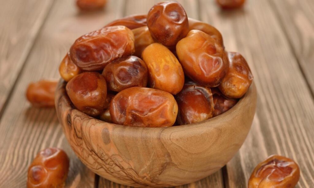 فوائد البلح.. ماذا يحدث لجسمك عند تناوله يوميًا؟ 7 فوائد مهمة تعرف عليها فاكهة بسيطة لكن مفعولها كبير.. ماذا يحدث لجسمك عند تناول البلح يوميًا؟