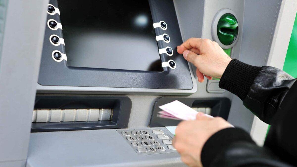 حد السحب اليومي من ATM في مصر.. كم جنيه يمكن سحبه من الماكينة؟