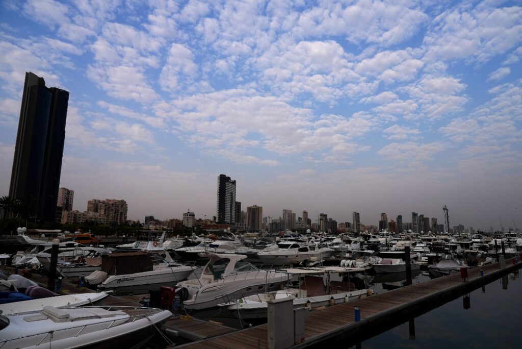 الأرصاد تعلن طقس الأحد.. أمطار وشبورة مائية والحرارة تصل إلى 38 درجة الأرصاد تكشف حالة الطقس غدًا الأحد.. أمطار ورياح وشبورة على هذه المناطق