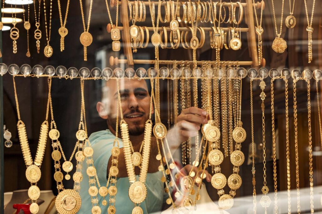 عيار 21 بكام الآن؟ تراجع أسعار الذهب اليوم الخميس في مصر اليوم الخميس